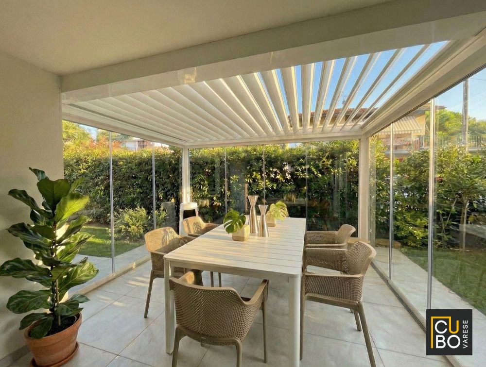 Pergola bioclimatica chiusa per l'inverno con vetrate scorrevoli panoramiche