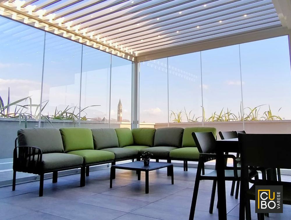 Esempio di pergola invernale bioclimatica chiusa con vetrate e riscaldata per l'uso nei mesi freddi.